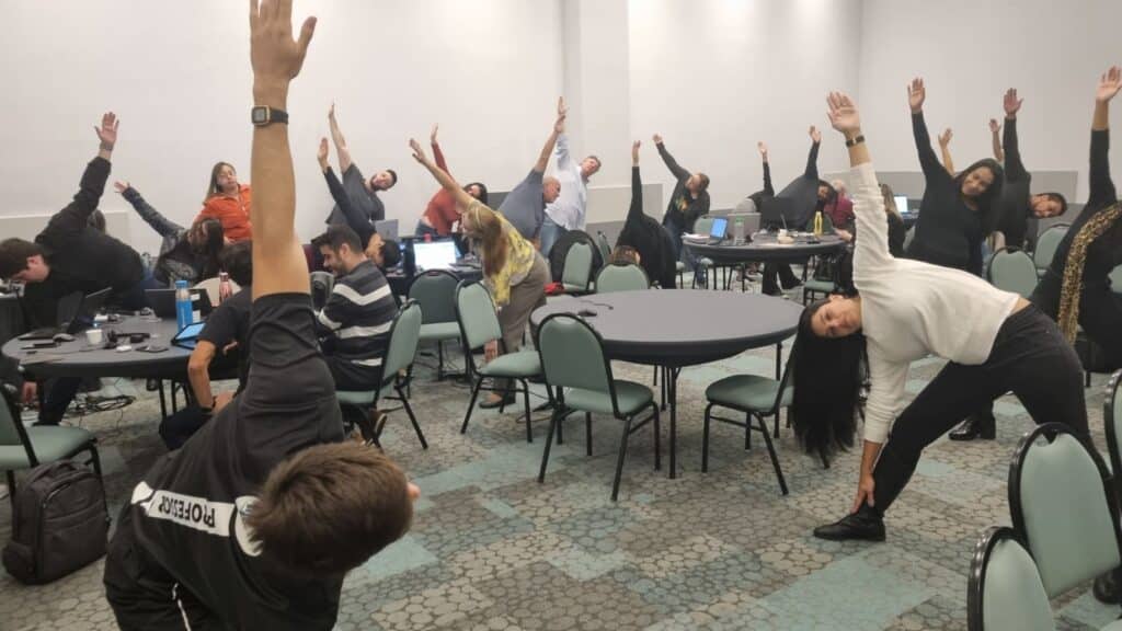 Aula de Ginástica Laboral no administrativo da empresa Coop – Cooperativa de consumo